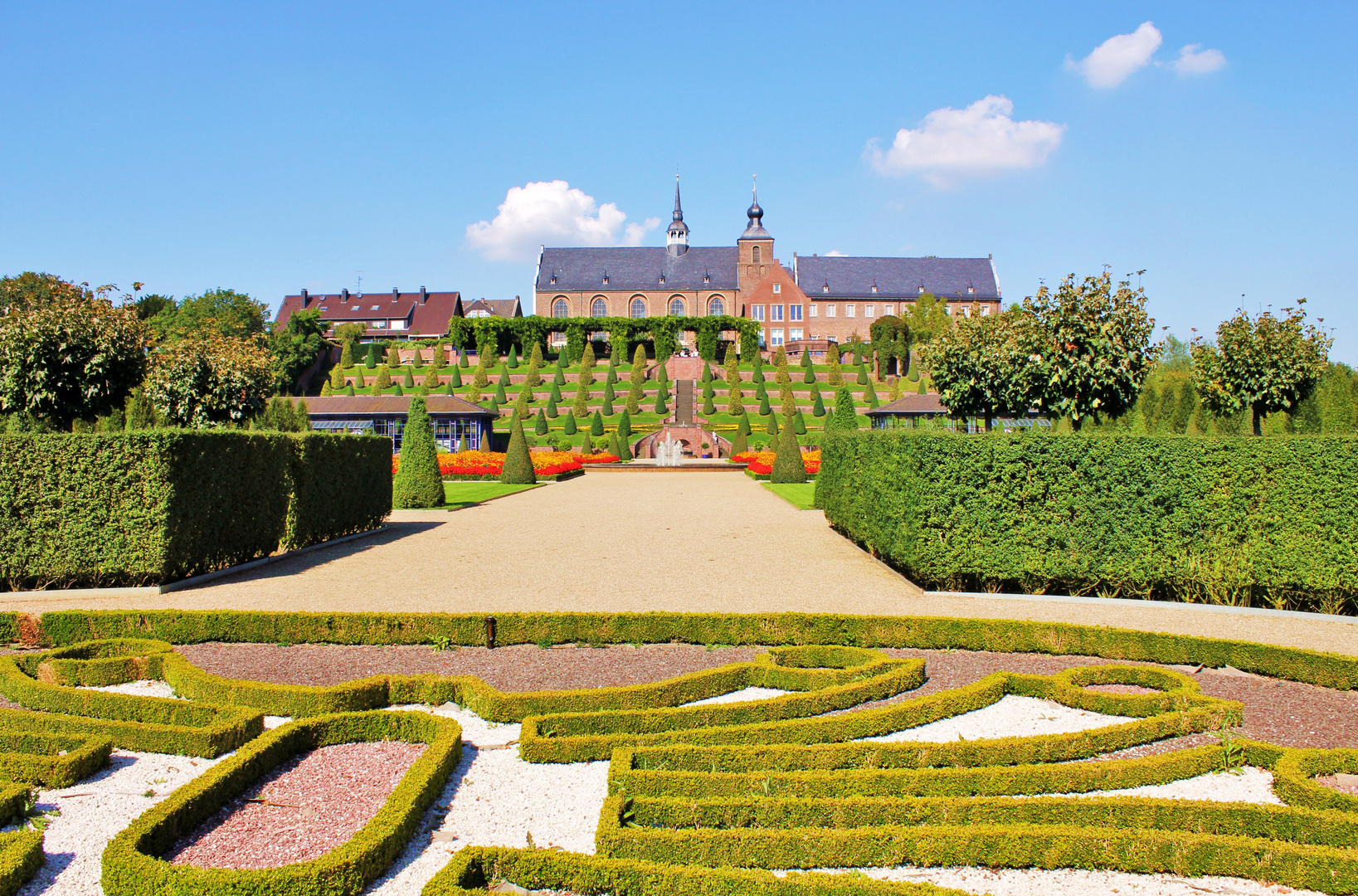 das Kloster noch im Sonnenlicht