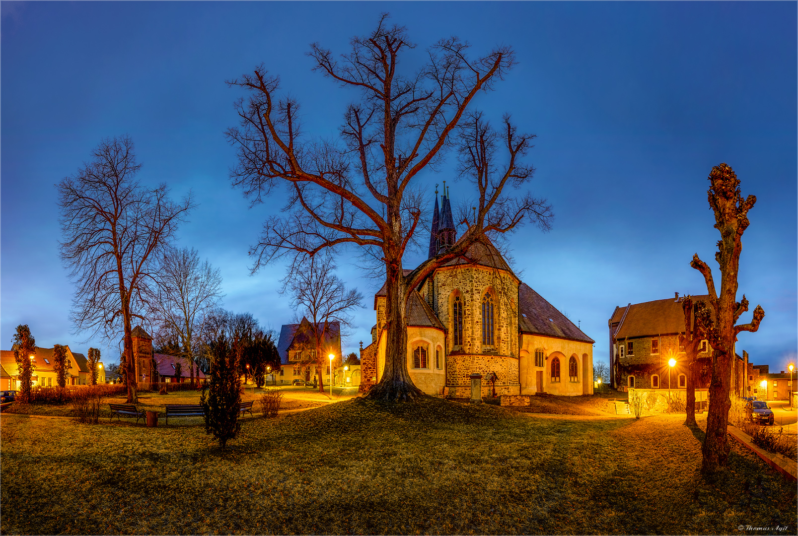 Das Kloster und die Winterlinde..