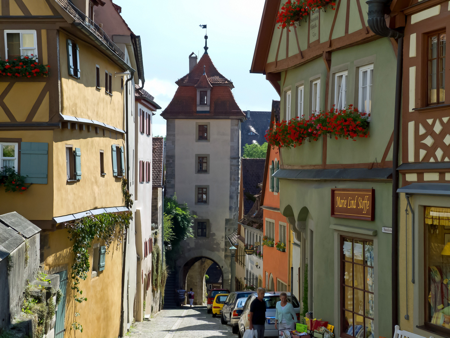 Das Kobolzeller Tor am Plönlein (links), Rothenburg o.T