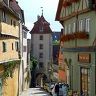 Das Kobolzeller Tor am Plönlein (links), Rothenburg o.T