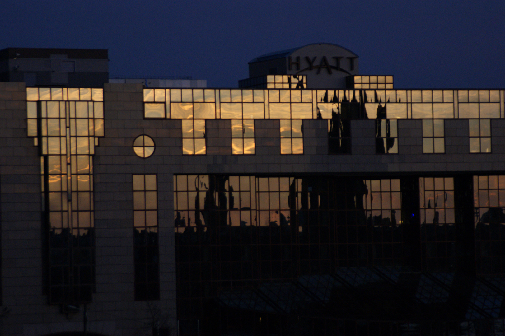 Das Kölner Hyatt in der Abenddämmerung