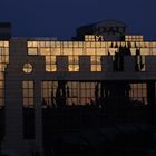 Das Kölner Hyatt in der Abenddämmerung