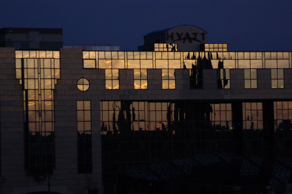 Das Kölner Hyatt in der Abenddämmerung