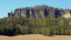 Das könnte eine Ansichtskarte mit der Barbarine und dem halben Pfaffenstein sein....