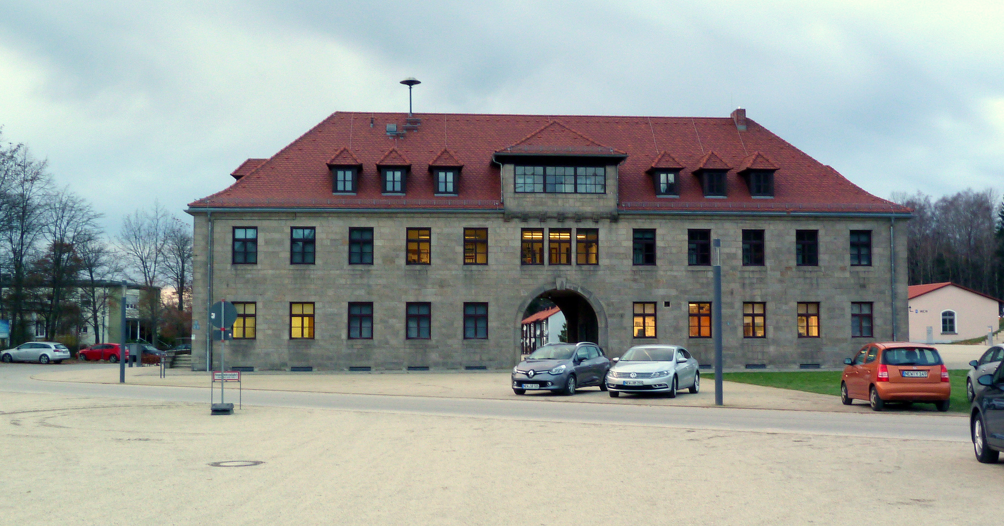 das Kommandanturgebäude