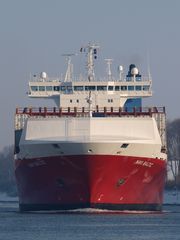 Das kommt das Frachtschiff NAVI BALTIC auf dem Nord-Ostsee-Kanal