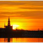 Das Konstanzer Münster in der untergehenden Sonne