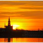 Das Konstanzer Münster in der untergehenden Sonne