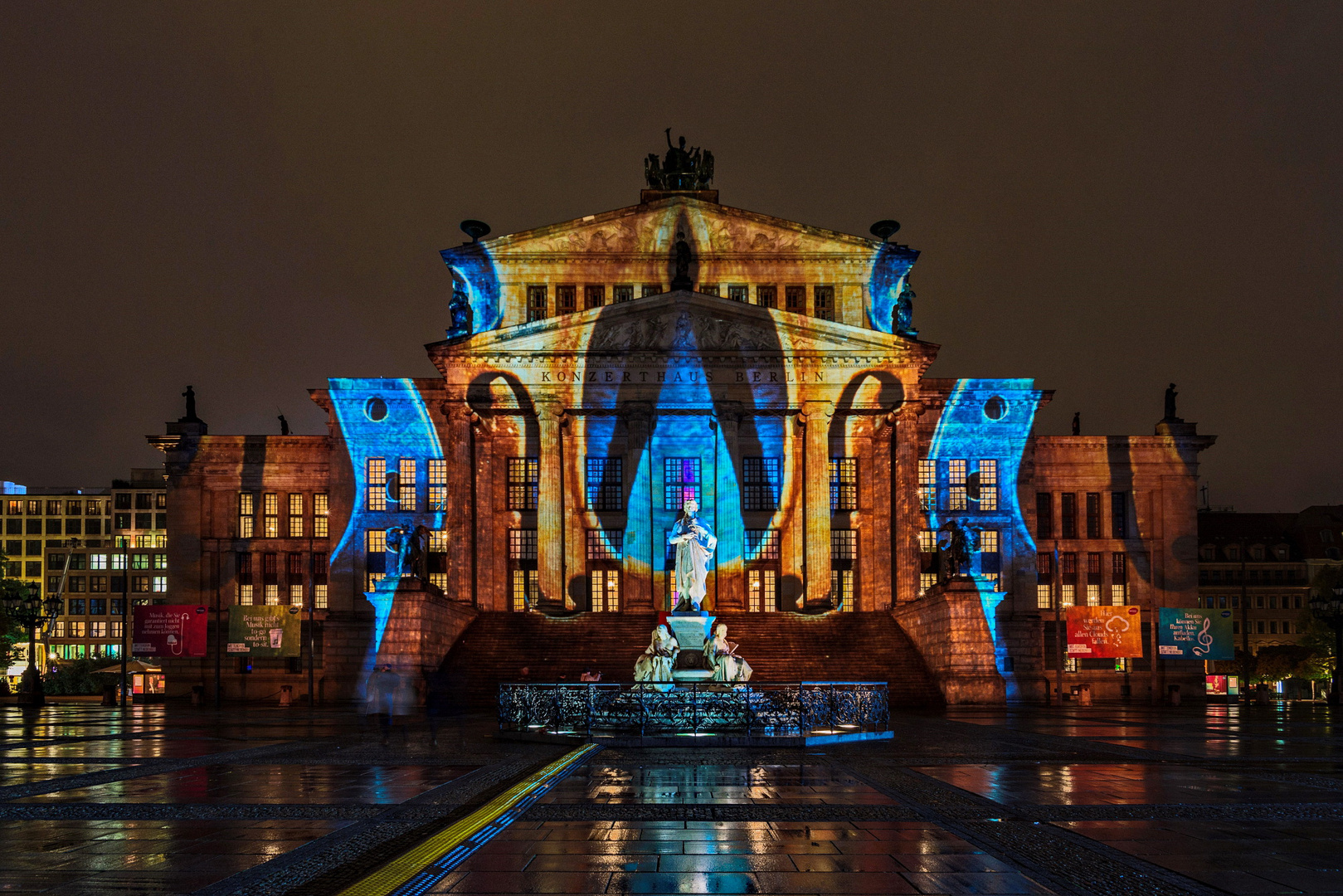 Das Konzerthaus mit Schillerbrunnen ...