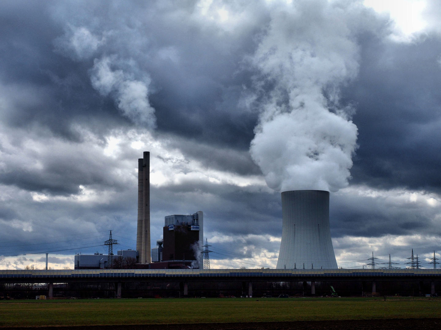 Das Kraftwerk, der Rauch und die Wolken