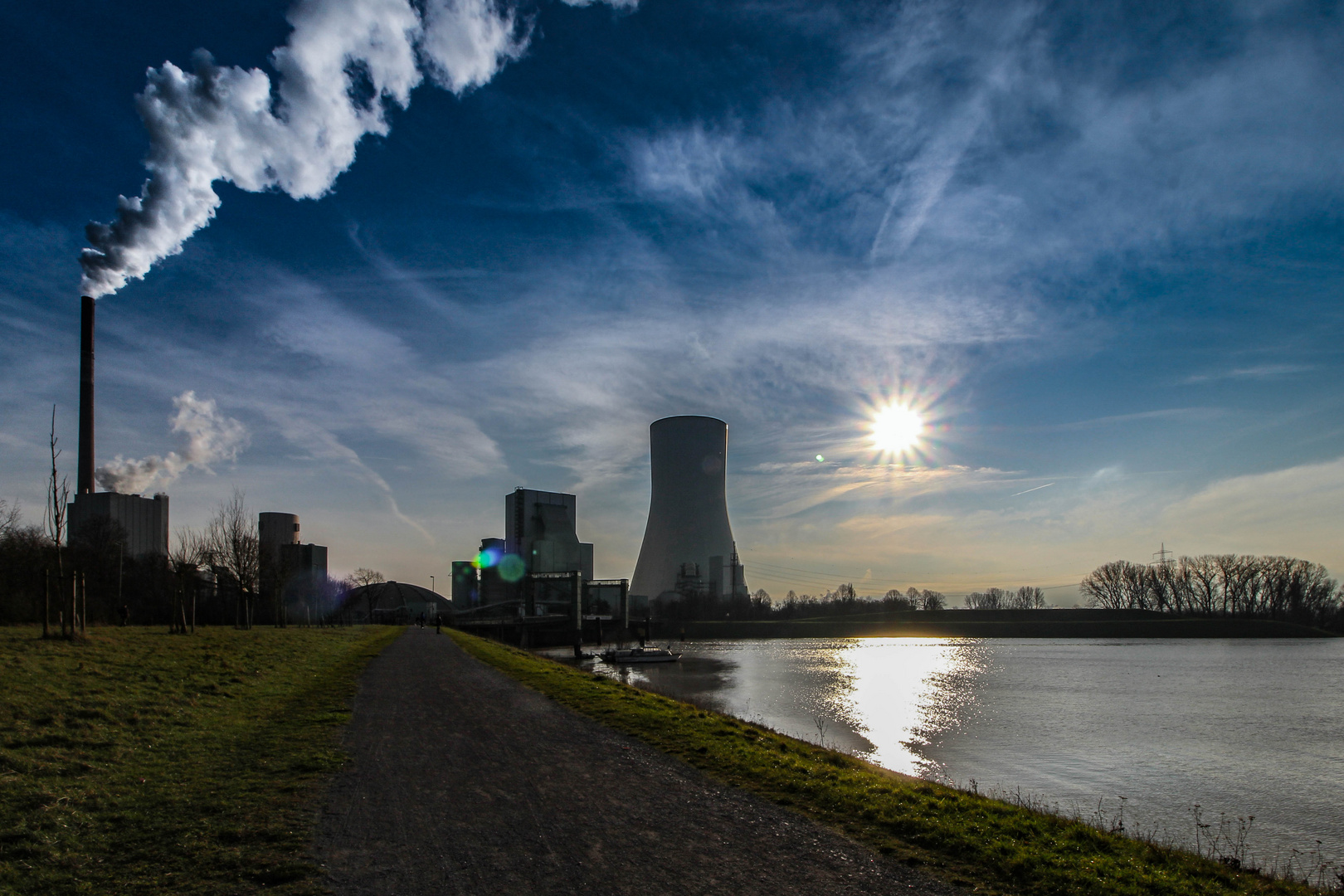 Das Kraftwerk in Walsum im Gegenlicht.