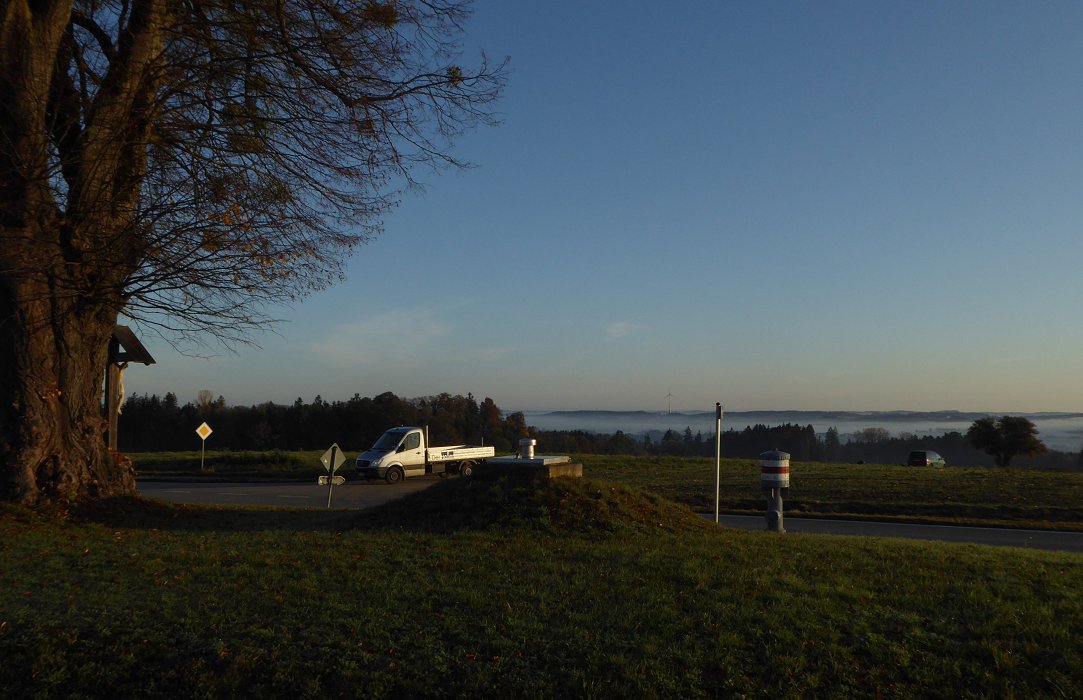 Das Kreuz an der Kreuzung kreuzt sich mit dem Hydranten