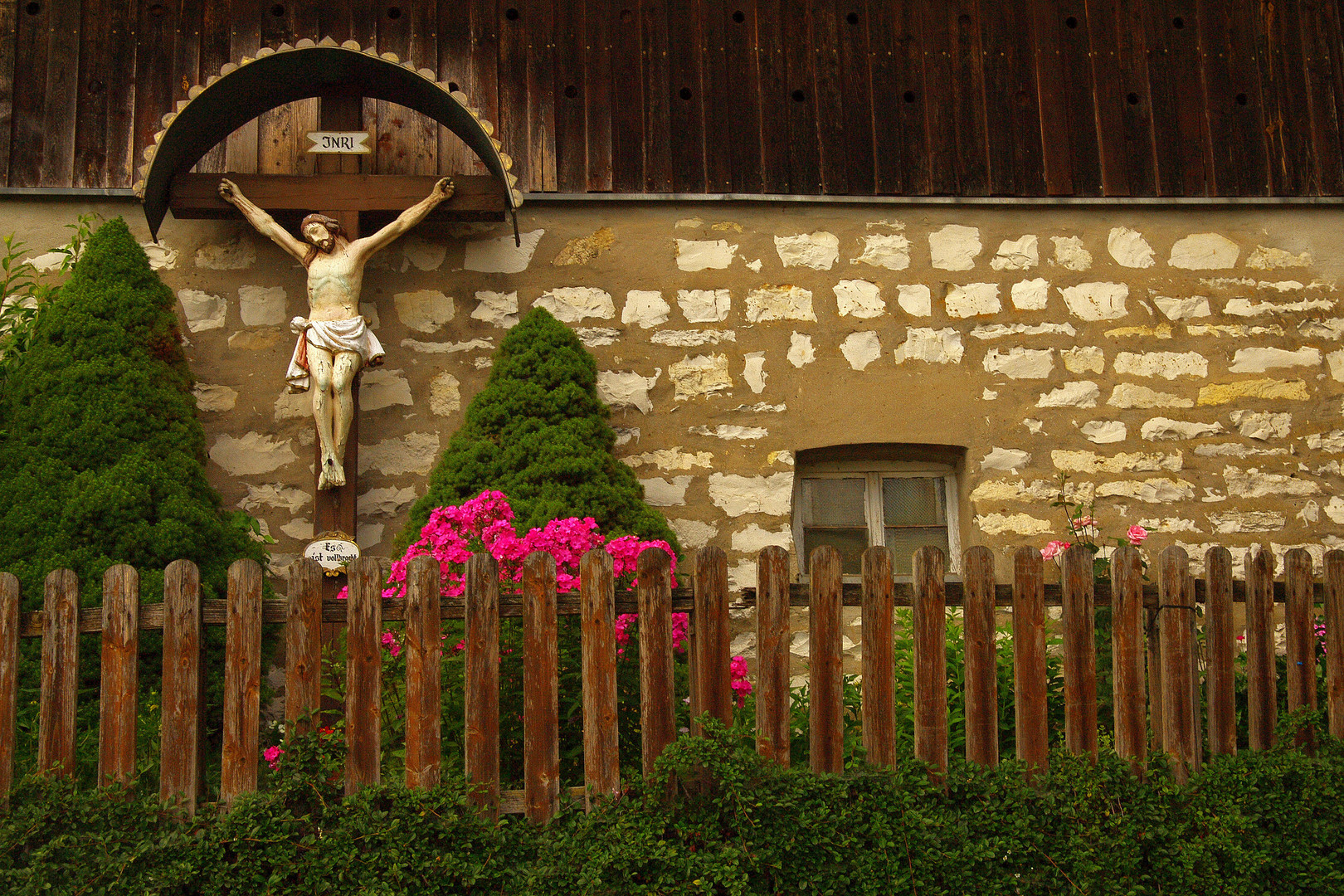 Das Kreuz Christi an einem Bauernhaus