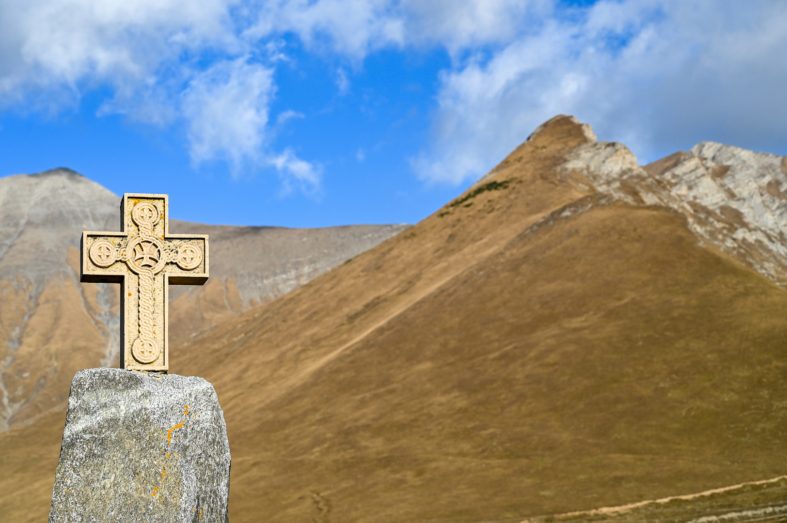 Das Kreuz in den Bergen 01