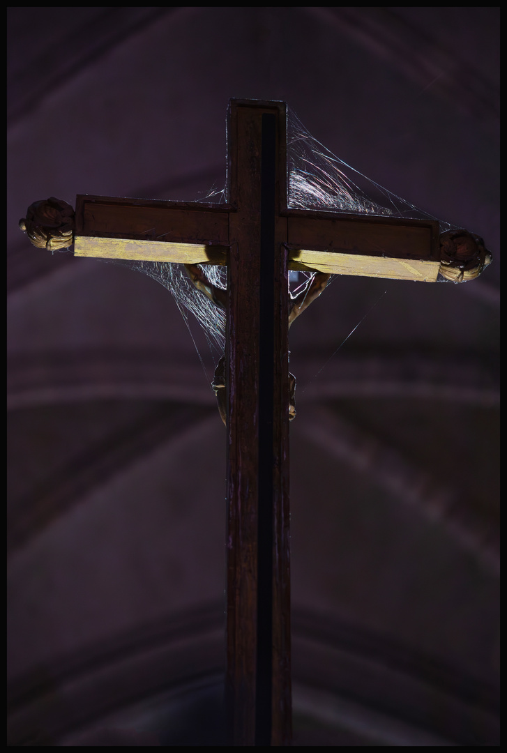 Das Kreuz in der alt gewordenen Kirche