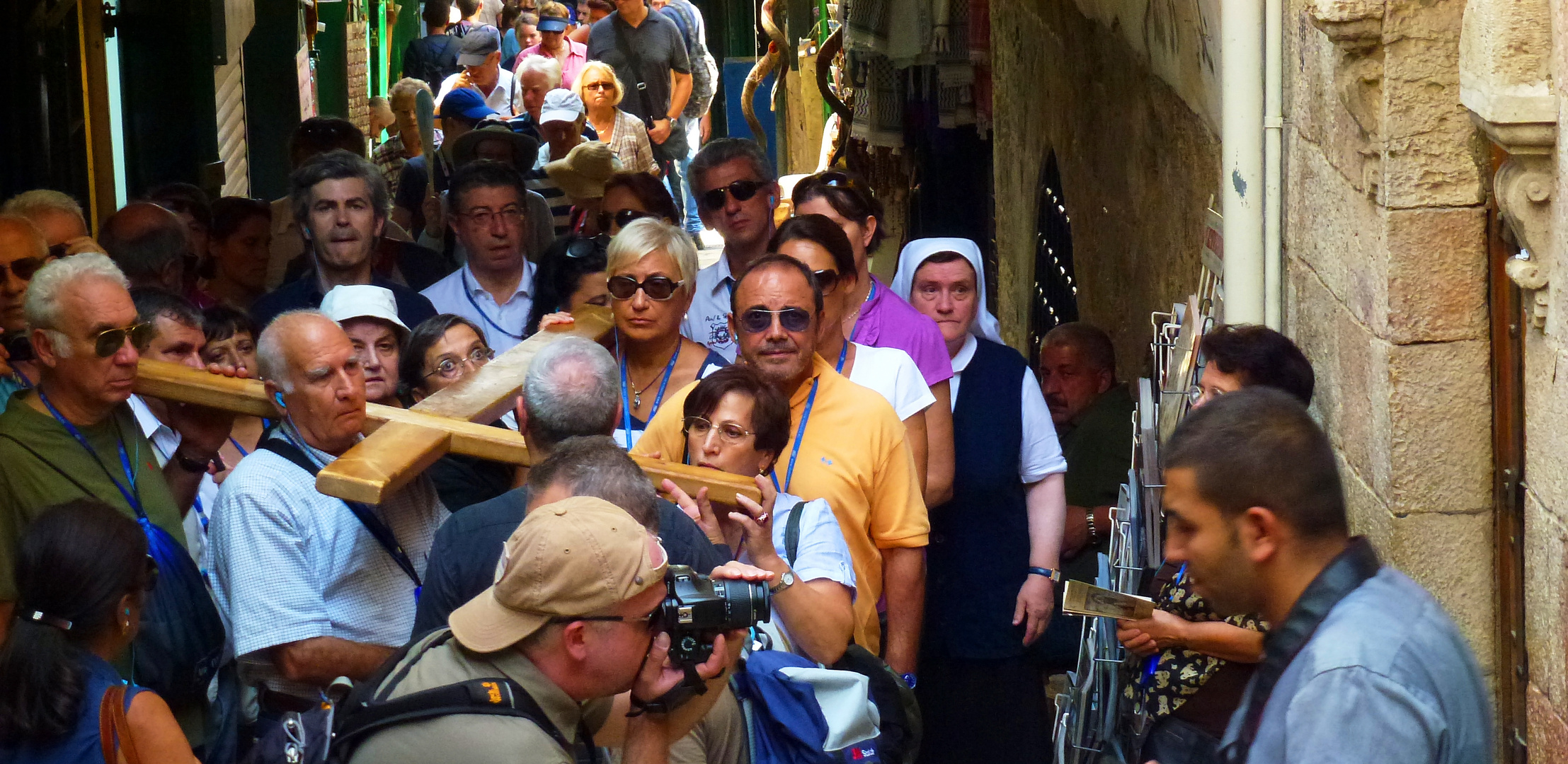 Das Kreuz tragen auf der Via Dolorosa in Jerusalems Altstadt, ...