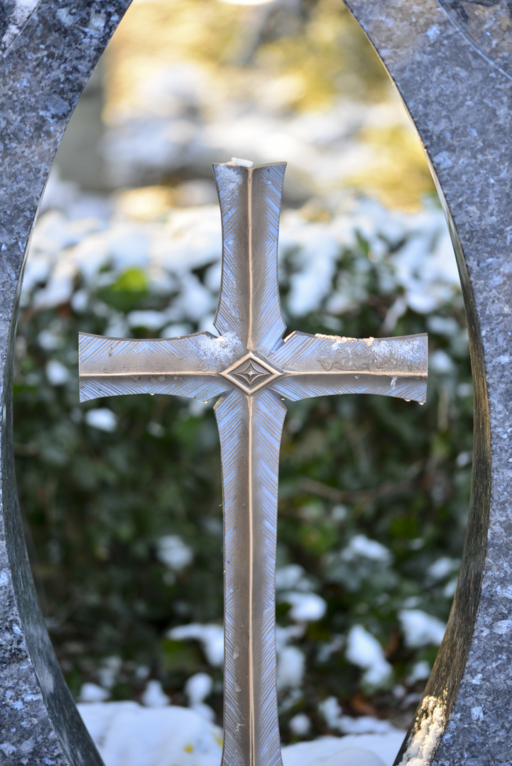 Das Kreuz zwischen dem Stein