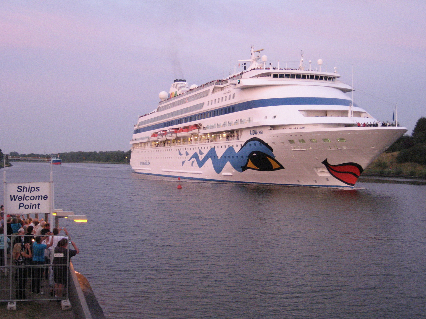 Das Kreuzfahrtschiff AIDA cara auf dem Nord-Ostsee-Kanal