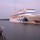 Das Kreuzfahrtschiff AIDA cara auf dem Nord-Ostsee-Kanal