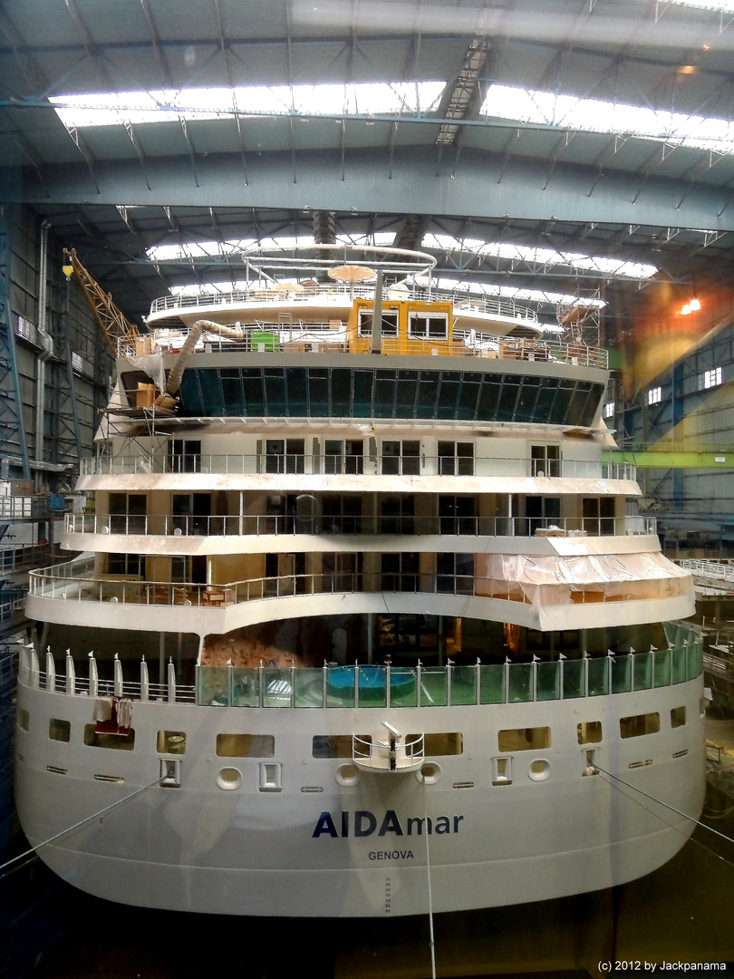 Das Kreuzfahrtschiff AIDAmar kurz vor dem Ausdocken aus dem Baudock