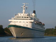 Das Kreuzfahrtschiff ALBATROS auf dem Nord-Ostsee-Kanal.