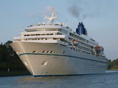 Das Kreuzfahrtschiff AMADEA auf dem Nord-Ostsee-Kanal