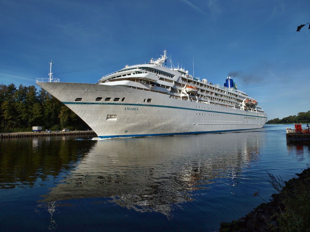 Das Kreuzfahrtschiff AMADEA auf dem Nord-Ostsee-Kanal.