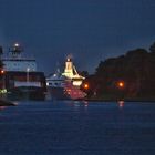 Das Kreuzfahrtschiff ASTOR und ein Frachter auf Nachtfahrt durch den Nord-Ostsee-Kanal