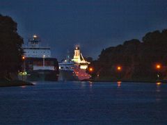 Das Kreuzfahrtschiff ASTOR und ein Frachter auf Nachtfahrt durch den Nord-Ostsee-Kanal