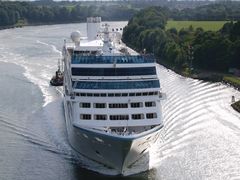 Das Kreuzfahrtschiff AZAMARA JOURNEY kurz vor der Levensauer Hochbrücke