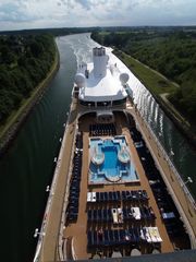 Das Kreuzfahrtschiff AZAMARA JOURNEY unter der Levensauerhochbrücke