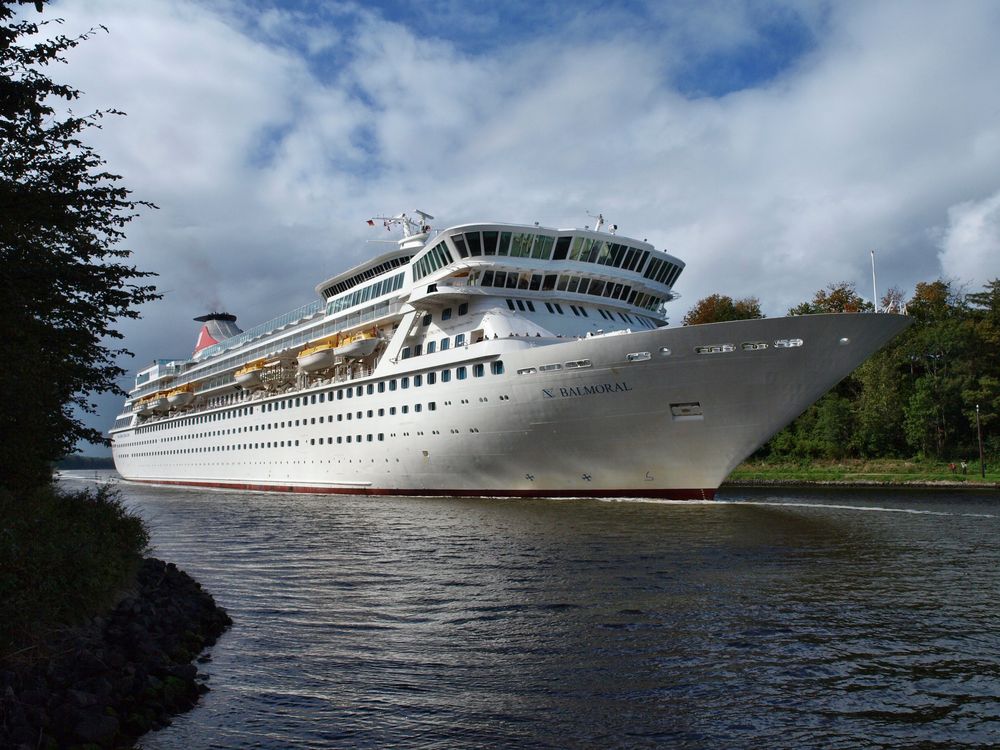 Das Kreuzfahrtschiff BALMORAL im besten Licht.