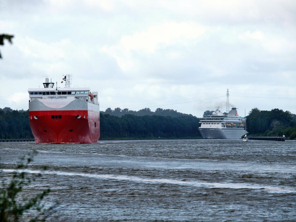 Das Kreuzfahrtschiff BALMORAL kommt um die Kurve.