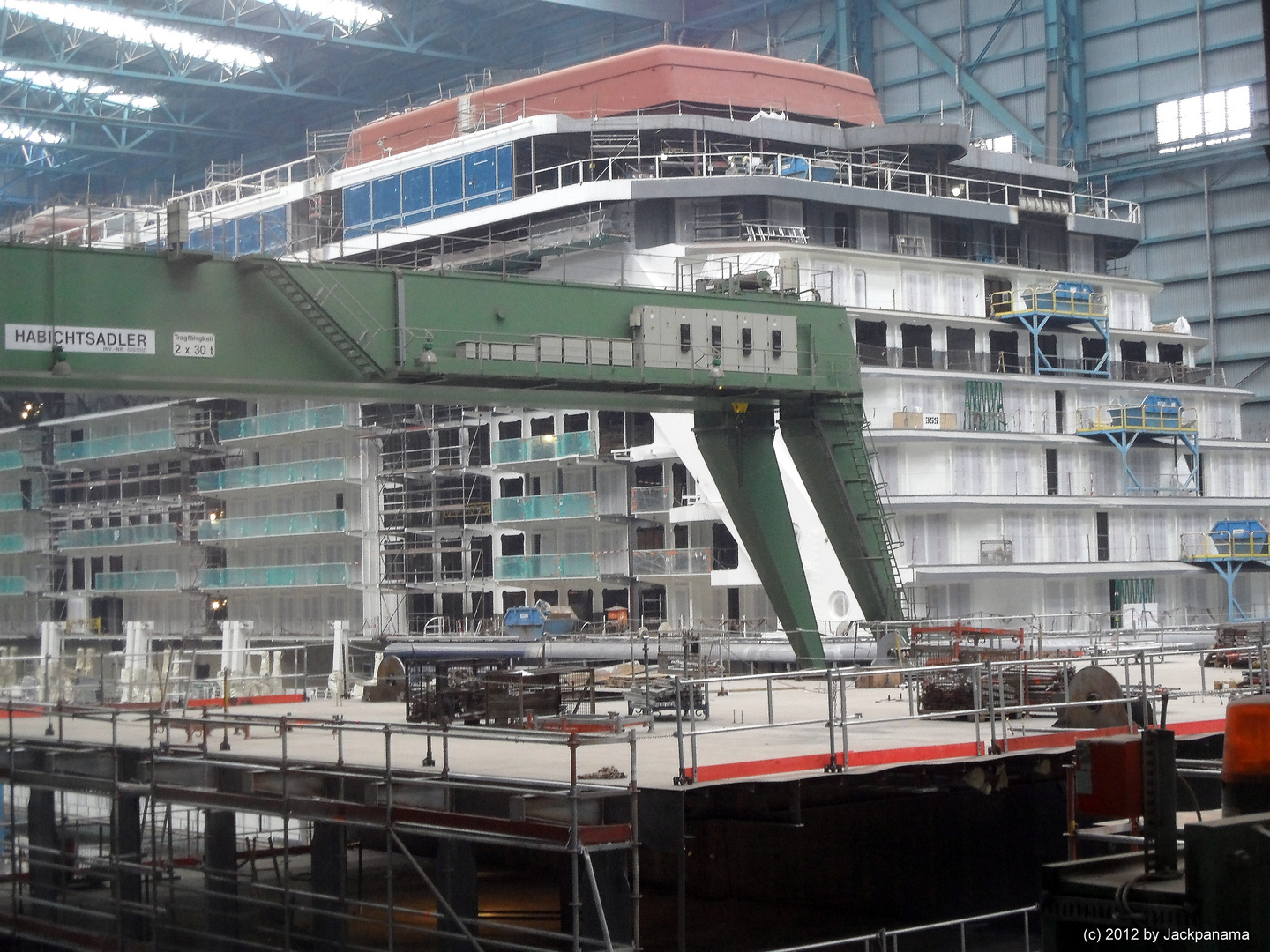 Das Kreuzfahrtschiff C E L E B R I T Y    R E F L E C T I O N im Baudock der Meyerwerft, Papenburg