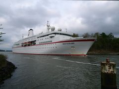 Das Kreuzfahrtschiff DEUTSCHLAND fährt vorbei.