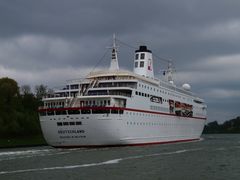 Das Kreuzfahrtschiff DEUTSCHLAND ... schon vorbei.