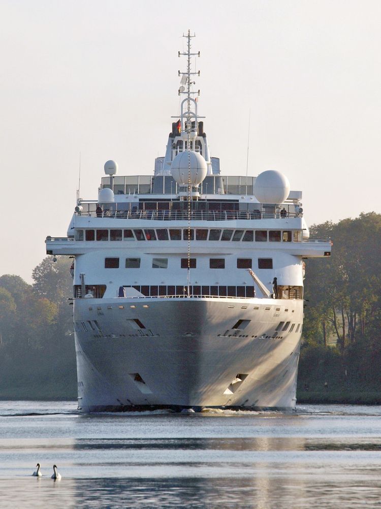 Das Kreuzfahrtschiff GEMINI  steuert auf Quarnbek Landwehr zu.