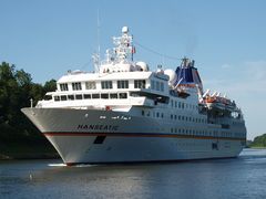 Das Kreuzfahrtschiff HANSEATIC auf dem Nord-Ostsee-Kanal