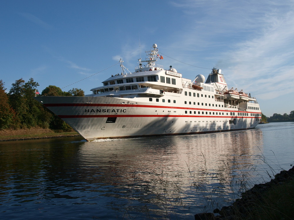 Das Kreuzfahrtschiff HANSEATIC auf dem NordOstseeKanal. Foto & Bild schiffe und seewege