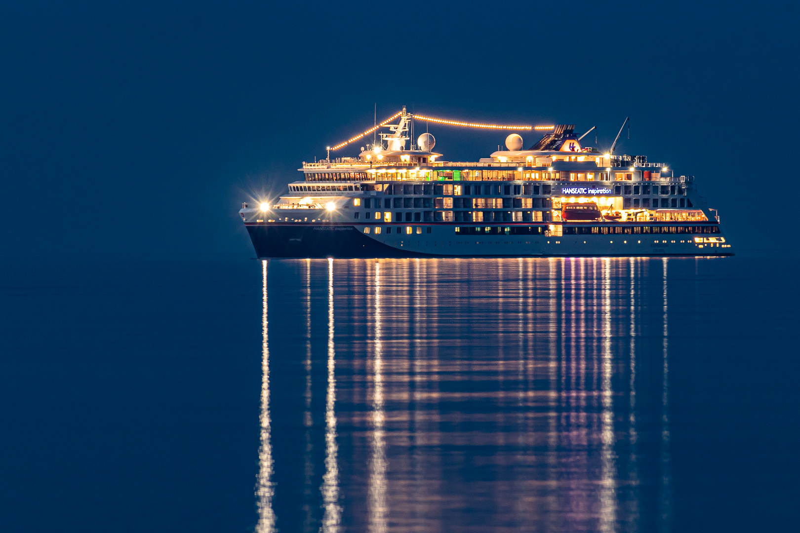 Das Kreuzfahrtschiff "Hanseatic Inspiration" liegt vor Boltenhagen