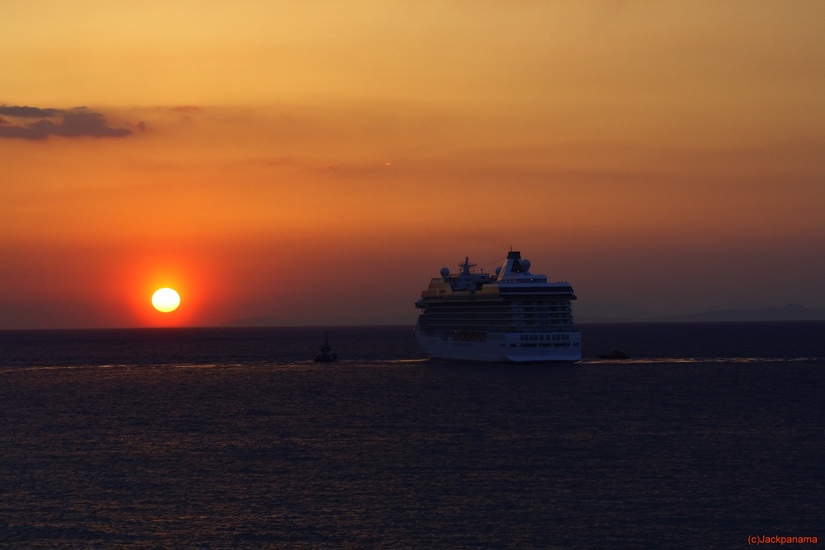 Das Kreuzfahrtschiff Marina verlässt Kusadasi