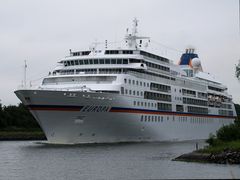 Das Kreuzfahrtschiff    MS EUROPA    auf dem Nord-Ostsee-Kanal