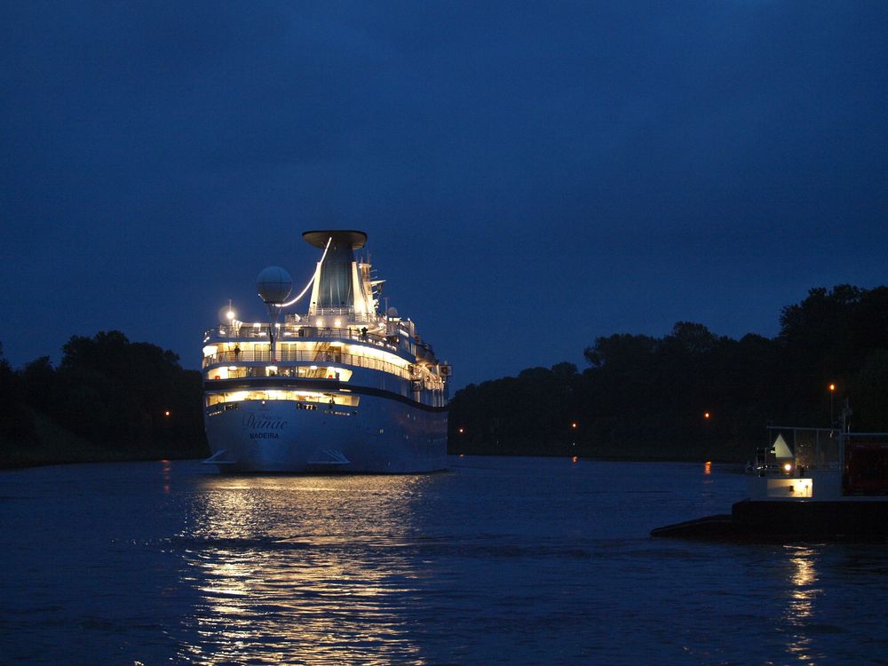 Das Kreuzfahrtschiff PRINCESS DANAE fährt an Landwehr vorbei!