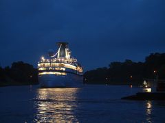 Das Kreuzfahrtschiff PRINCESS DANAE fährt an Landwehr vorbei!