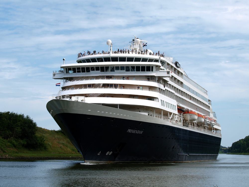 Das Kreuzfahrtschiff PRINSENDAM auf dem Nord-Ostsee-Kanal