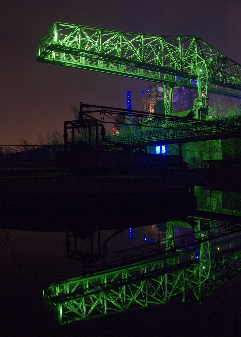 Das „Krokodil“ mit Lichtinstallationen und Spiegelung im LaPaDu