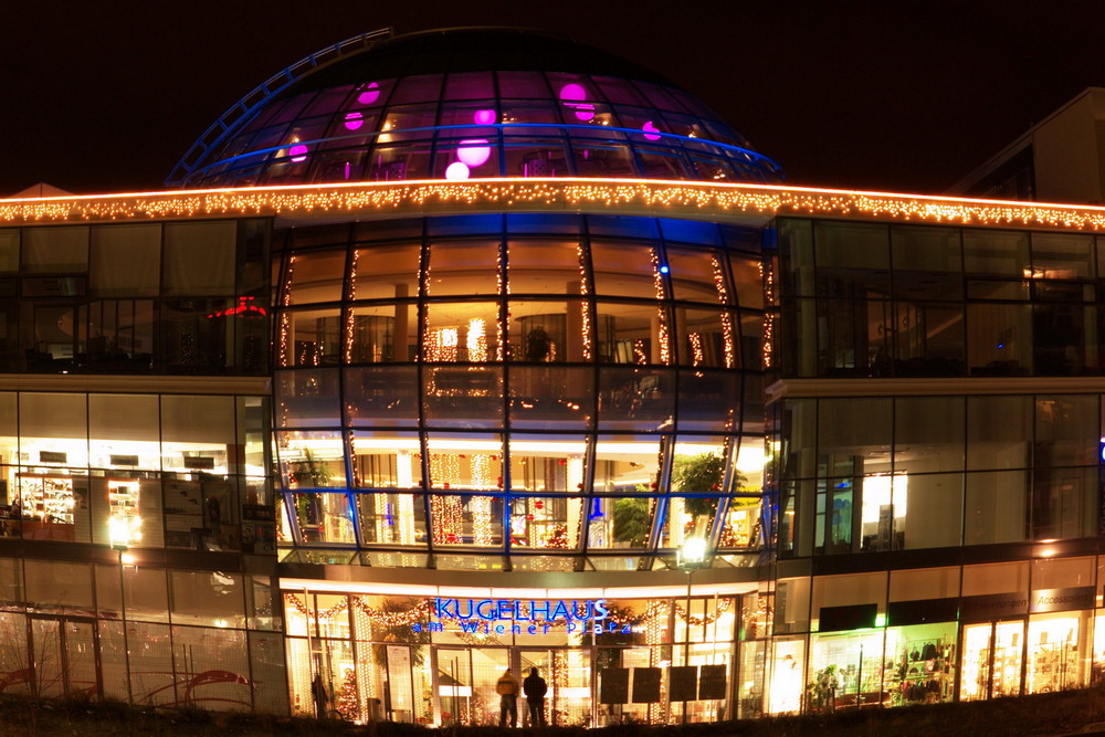 Das Kugelhaus im Weihnachtslicht