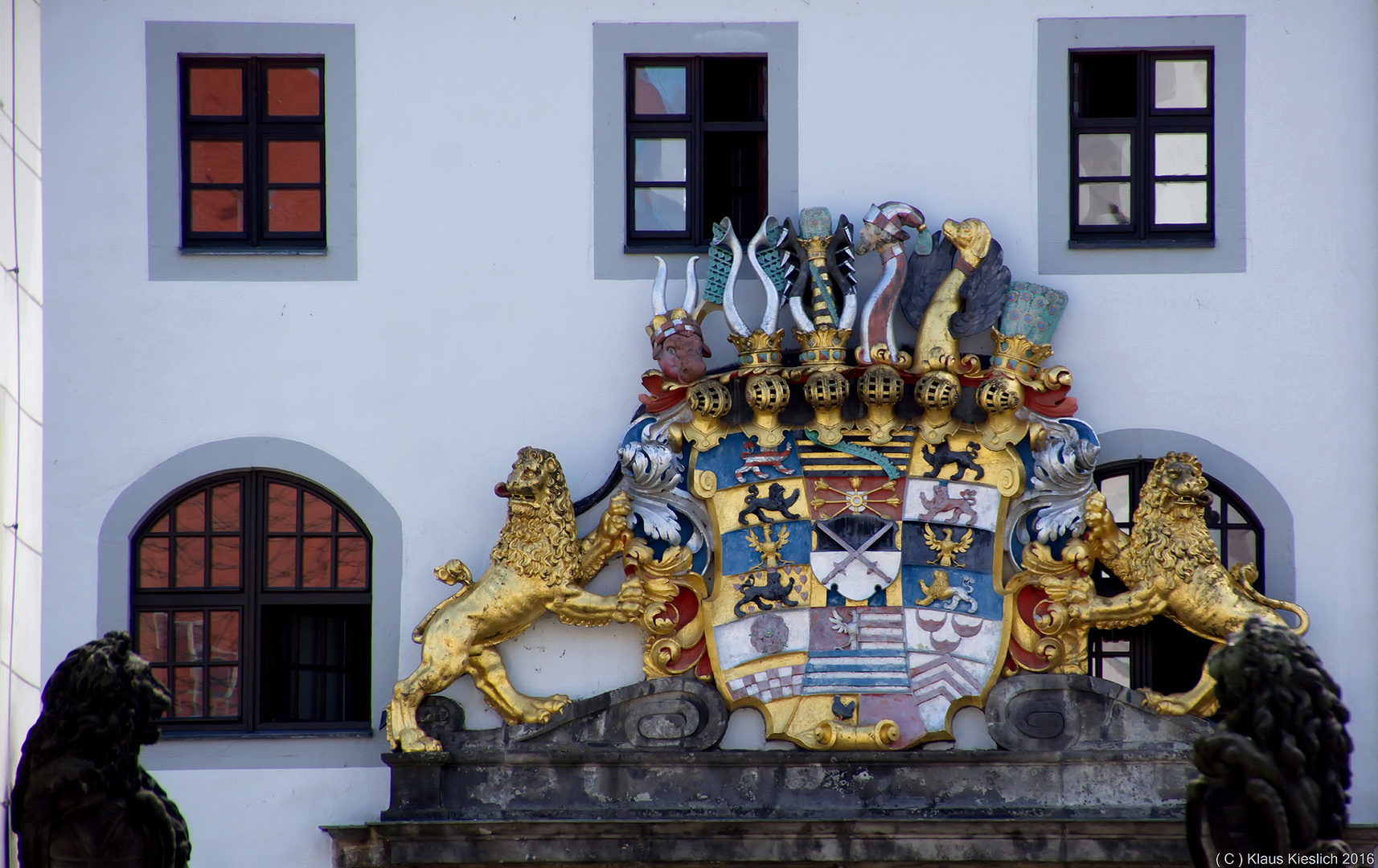 Das Kursächsische Wappen über dem Eingang zum Schloss Hartenfesl in Torgau