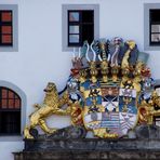 Das Kursächsische Wappen über dem Eingang zum Schloss Hartenfesl in Torgau