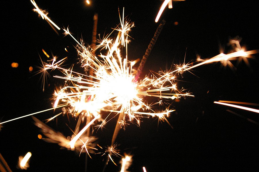 Das kurze Feuerwerk einer Wunderkerze